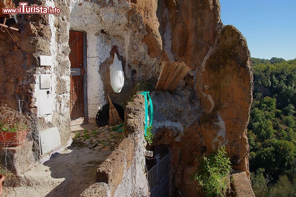 Immagine Una casa tra le rocce di Calcata nel Lazio.