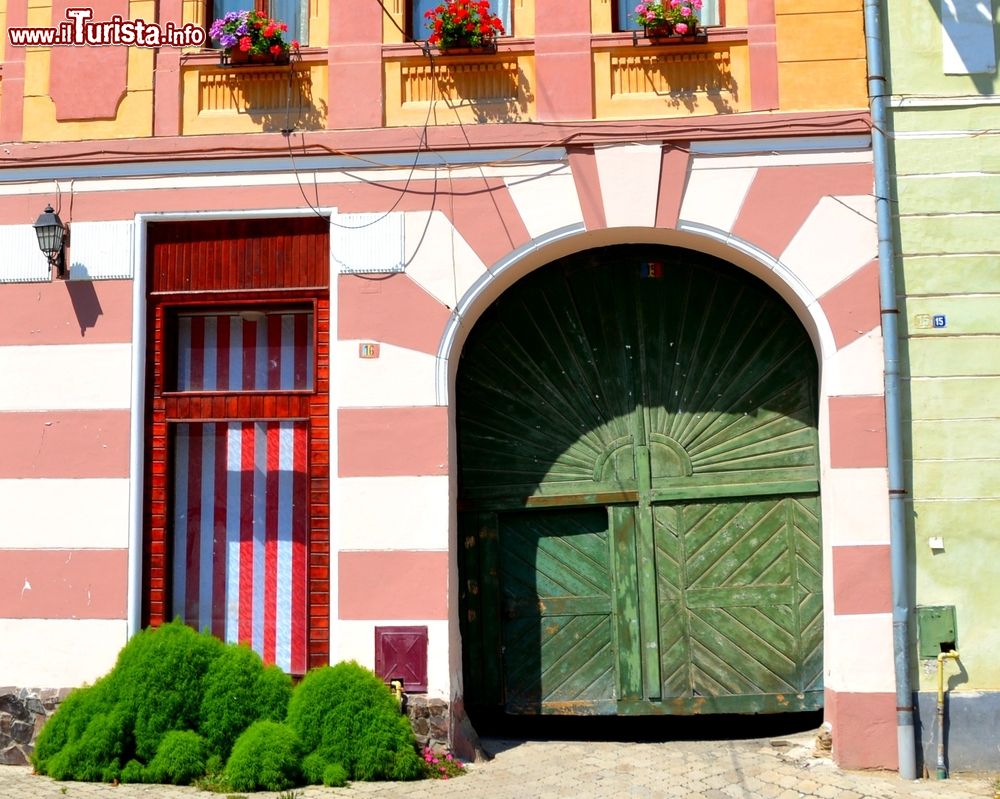 Immagine Una casa tradizionale nel villaggio di Biertan, Transilvania, Romania. Molte facciate di edifici e palazzi sono decorate da motivi geometrici colorati.