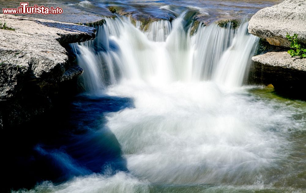 Immagine Una cascata al Bull Creek District Park di Austin, Texas. Creato nel 1971, questo parco deve il suo nome al torrente che lo attraversa. E' meta di appassionati di pesca, escursionismo e nuoto.