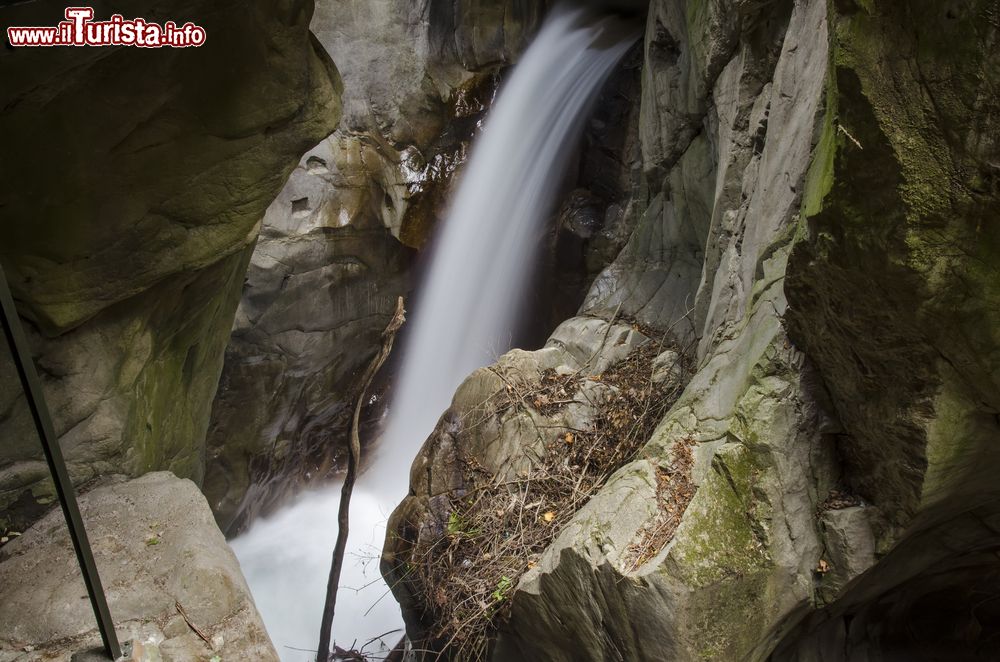 Immagine Una cascata dentro all'Orrido di Bellano, una stretta forra della Lombardia, sul versante orientale del Lago di Como