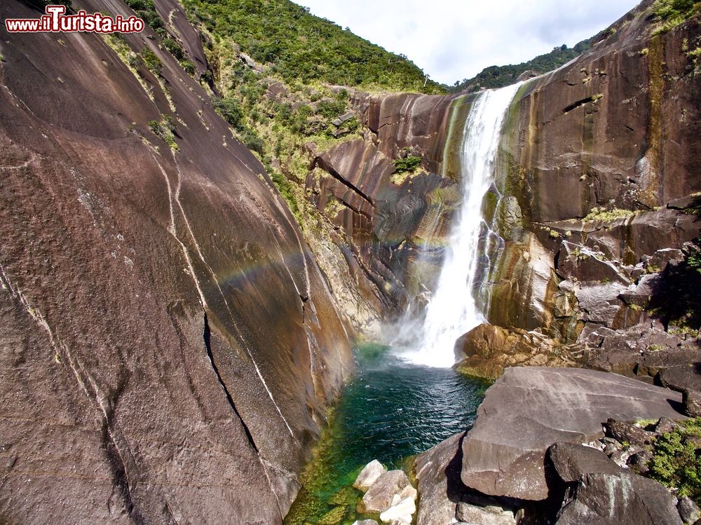 Immagine Una cascata fra le rocce dell'isola di Yakushima, Giappone.