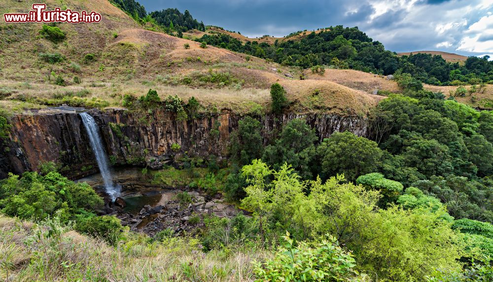Immagine Una cascata nei pressi di Monks Cowl nelle montagne Drakensberg provincia di KwaZulu-Natal, Sudafrica