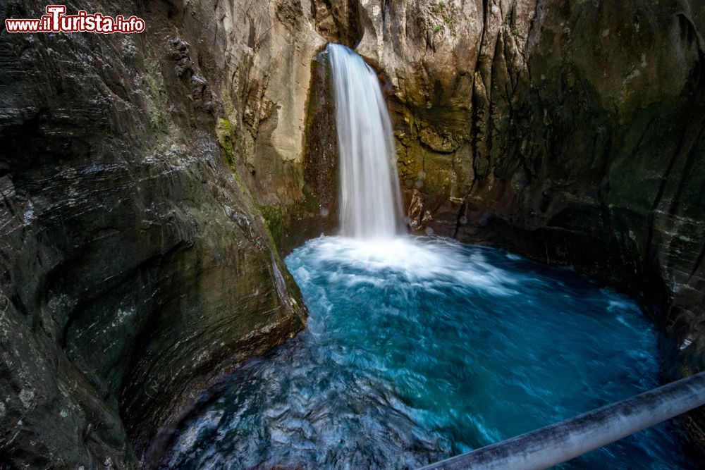 Immagine Una cascata nel canyon Sapadere a Alanya, Turchia, in inverno. Questa bella località si affaccia sul Mediterraneo nel tratto noto anche come Riviera Turca.
