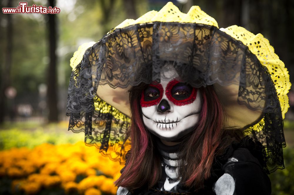 Immagine Una Catrina ritratta in una foto scattata durante la sfilata del Día de Muertos a Città del Messico.