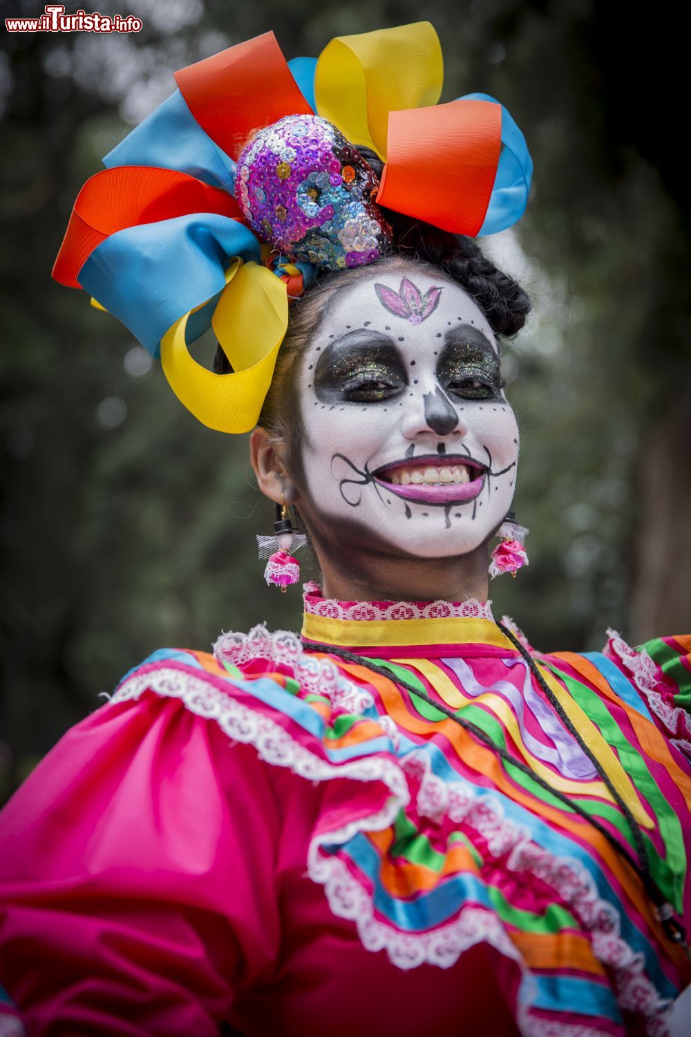 Immagine Una Catrina, figura tipica della tradizione messicana, durante la sfilata del Día de Muertos.