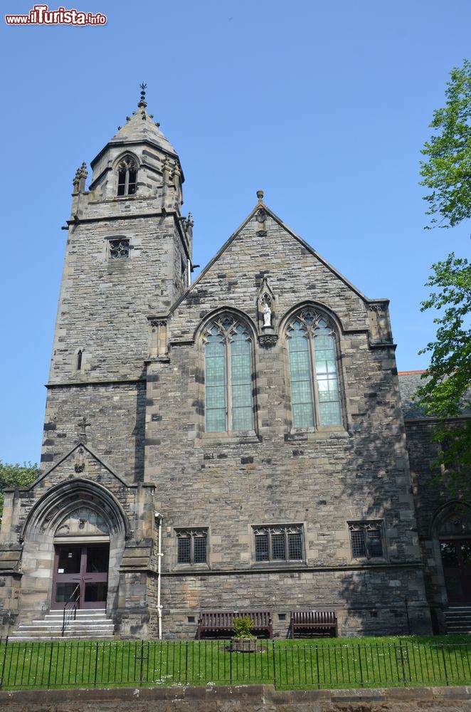 Immagine La facciata di una chiesa a Kirkcaldy, Scozia, UK. Da notare le belle vetrate e le decorazioni che ne impreziosiscono l'esterno austero.