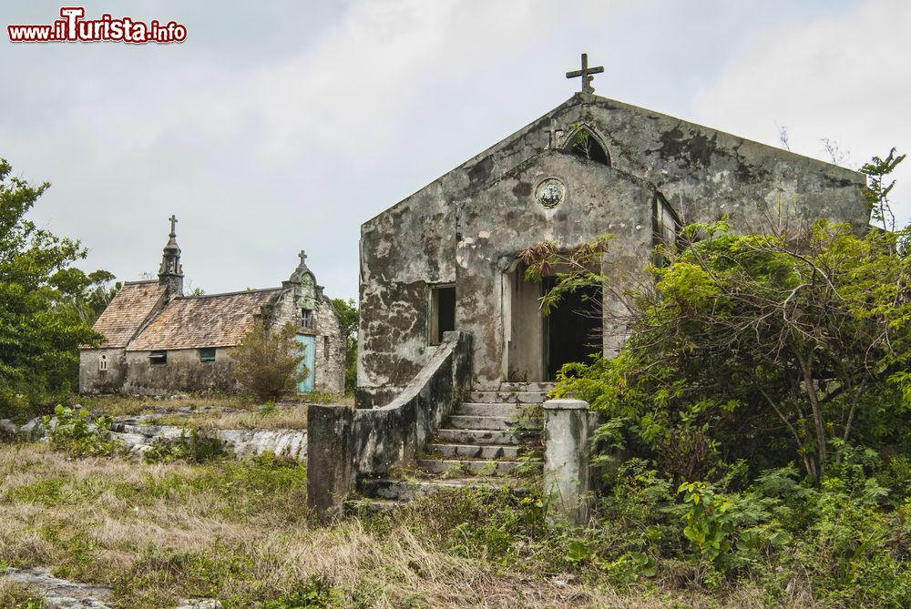 Immagine Una chiesa cattolica abbandonata a Cat Island, Arcipelago delle Bahamas.