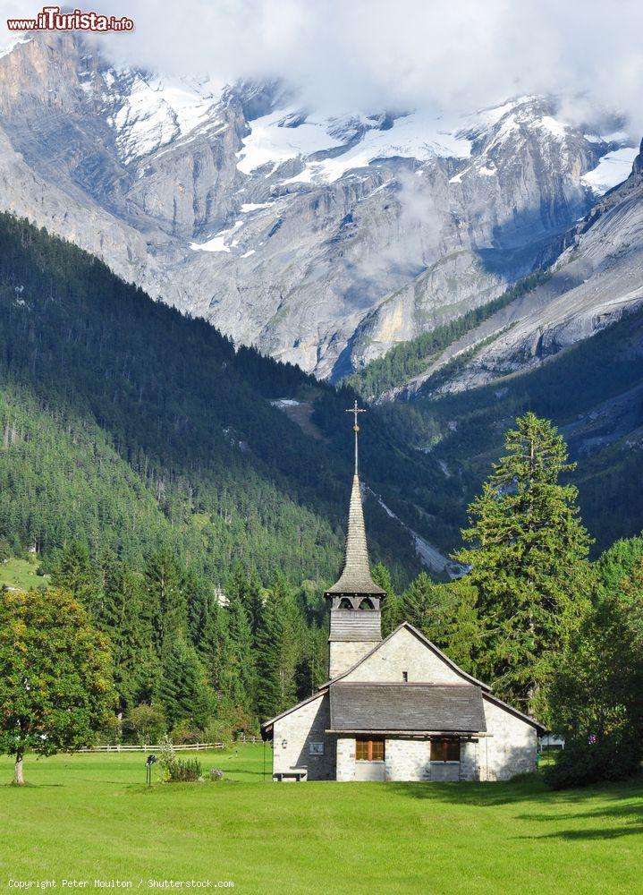 Immagine Una chiesa cattolica tra i versi paesaggi di Kandersteg, in Svizzera - © Peter Moulton / Shutterstock.com