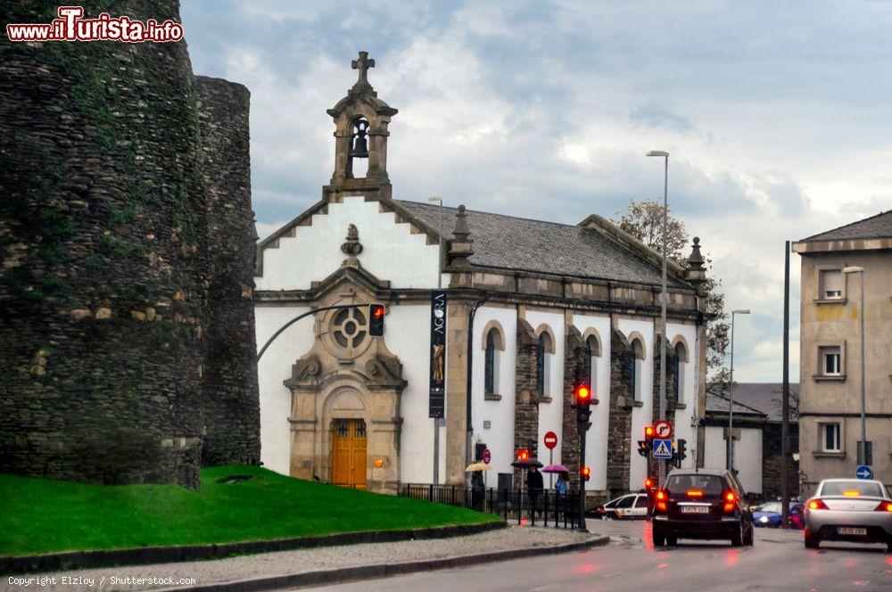 Immagine Una chiesa dedicata alla Vergine Maria nel centro di Lugo, Spagna. Si trova di fronte alla suggestiva cinta muraria del villaggio galiziano - © Elzloy / Shutterstock.com