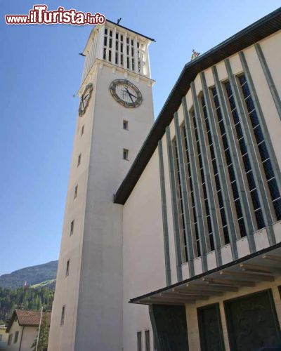 Immagine Una chiesa del centro di Wattens, la località del Titolo famosa per la fabbrica e il museo della Swarovski - © Opachevsky Irina / Shutterstock.com