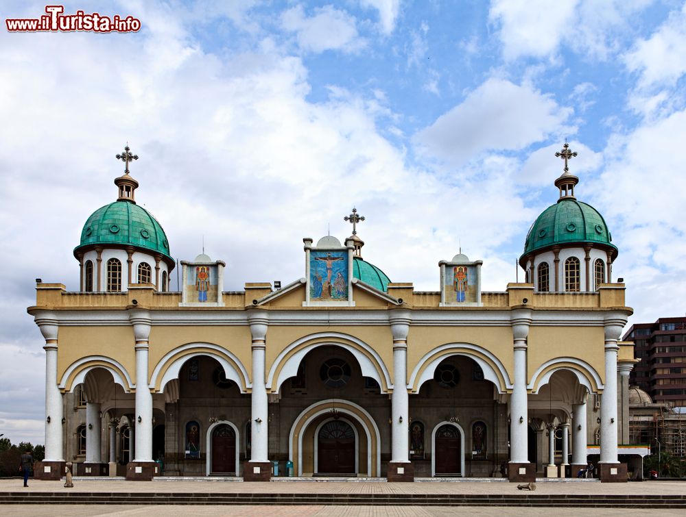 Immagine Una chiesa della capitale Addis Abeba, Etiopia: cupole verdi e tre grandi affreschi sopra il portale centrale e quelli laterali adornano la facciata di questo edificio di culto.