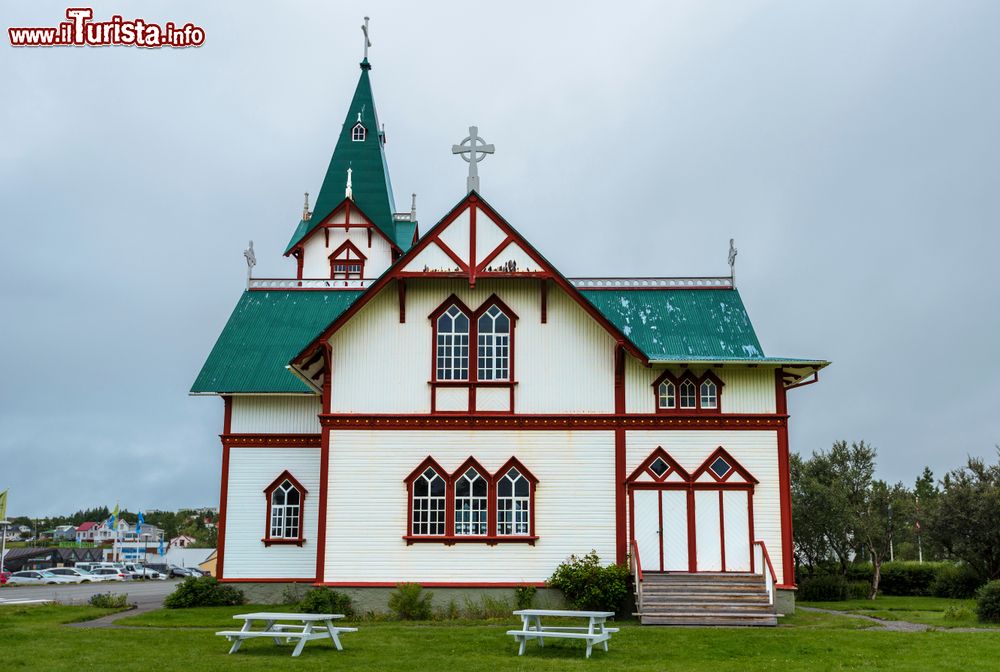 Immagine La Húsavíkurkirkja è una chiesa di legno a Husavik. Siamo nel municipio di Nordurting, sulla costa settentrionale dell'Islanda.