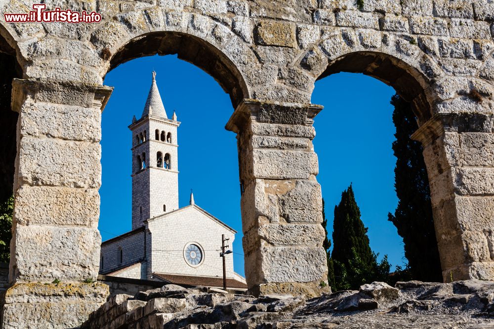 Immagine Una chiesa di Pola vista attraverso il teatro romano, Istria, Croazia. Risalente al primo secolo, venne costruito sul declivio del castello; all'epoca poteva ospitare 5.000 spettatori.