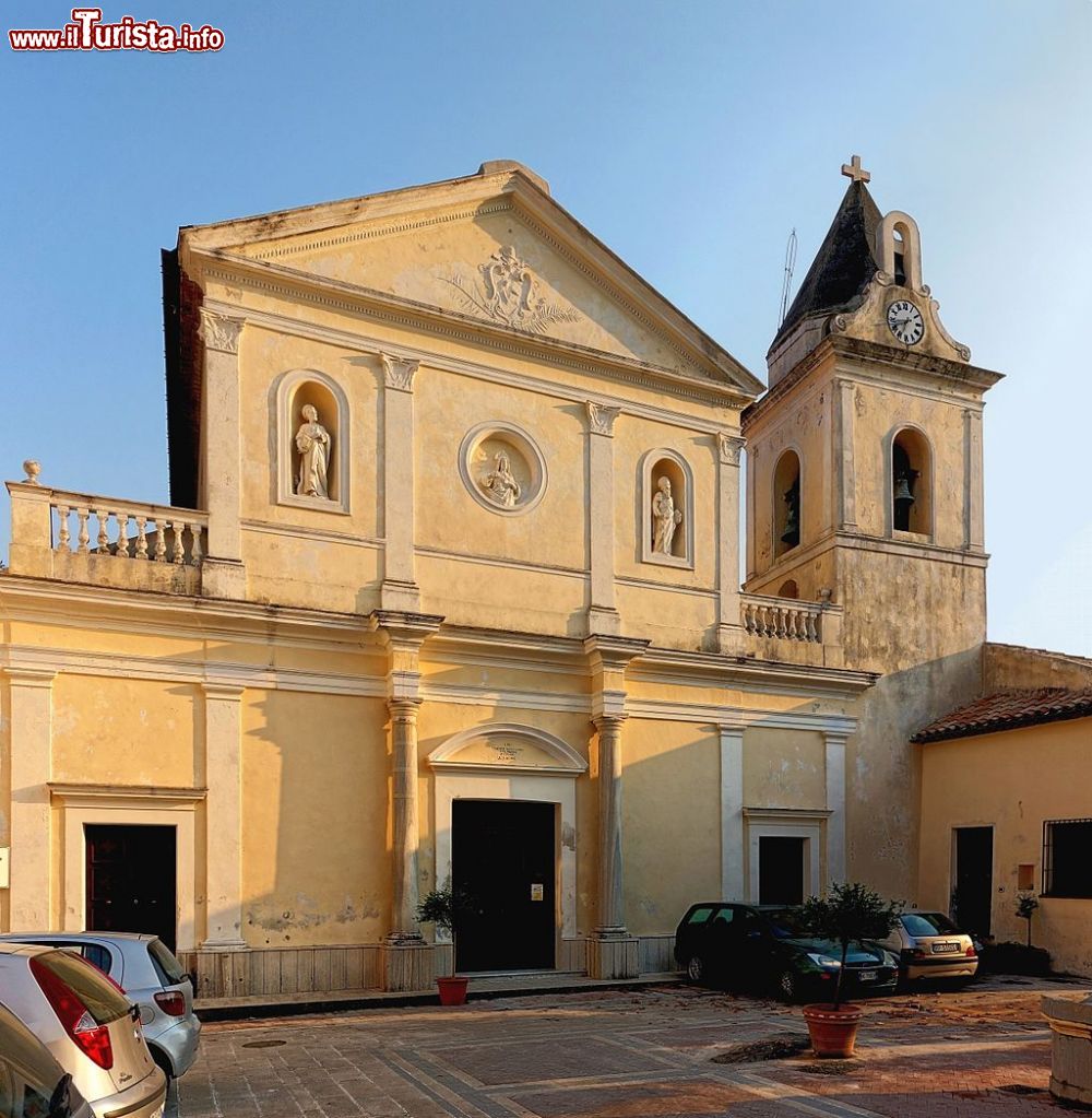 Immagine Una chiesa di Tortora (Calabria) fotografata al tramonto - © Velvet - CC BY-SA 3.0 - Wikipedia