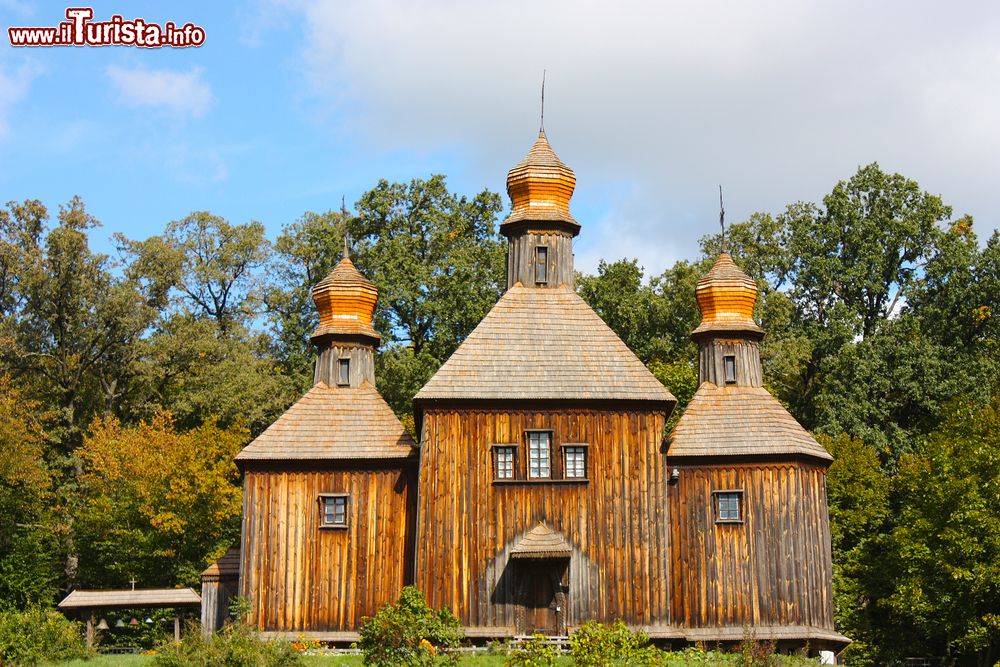 Immagine Una chiesa in legno del XVII° secolo a Kiev, Ucraina. Questo edificio religioso si trova al Pirogovo Museum, il più importante museo etnografico all'aperto dell'Ucraina.