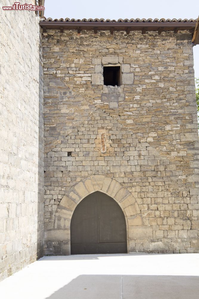 Immagine Una chiesa in pietra a Burgui in Spagna