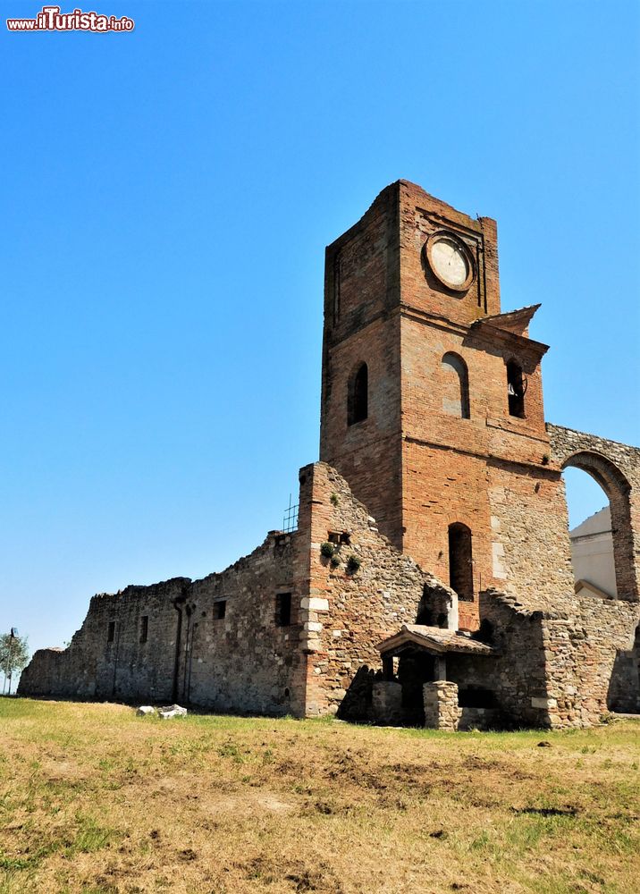 Immagine Una chiesa in rovina a Trarivi di Montescudo, Emilia-Romagna