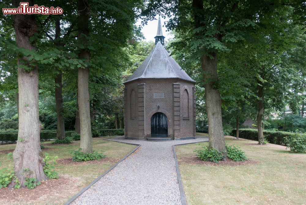 Immagine Una chiesa in un parco di Nuenen in Olanda