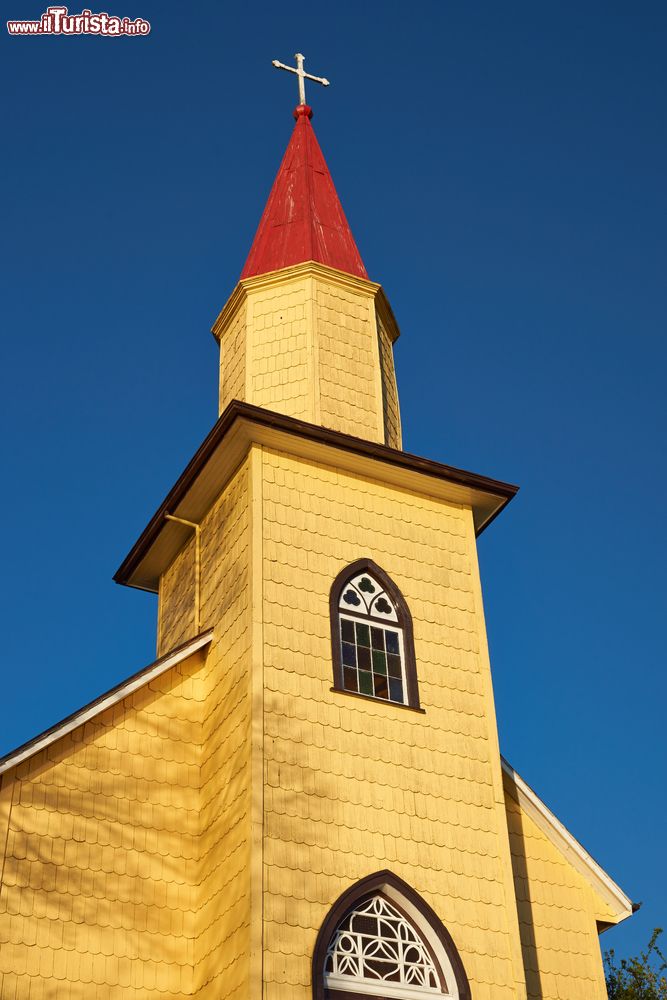 Immagine Una chiesa luterana a Puerto Varas, Cile: l'edificio in legno tinteggiato di giallo con il tetto rosso è stato costruito nel 1923.