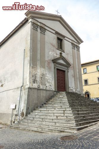 Immagine Una chiesa nel centro di Capodimonte, Lago di Bolsena (Lazio) - © FPWing / Shutterstock.com