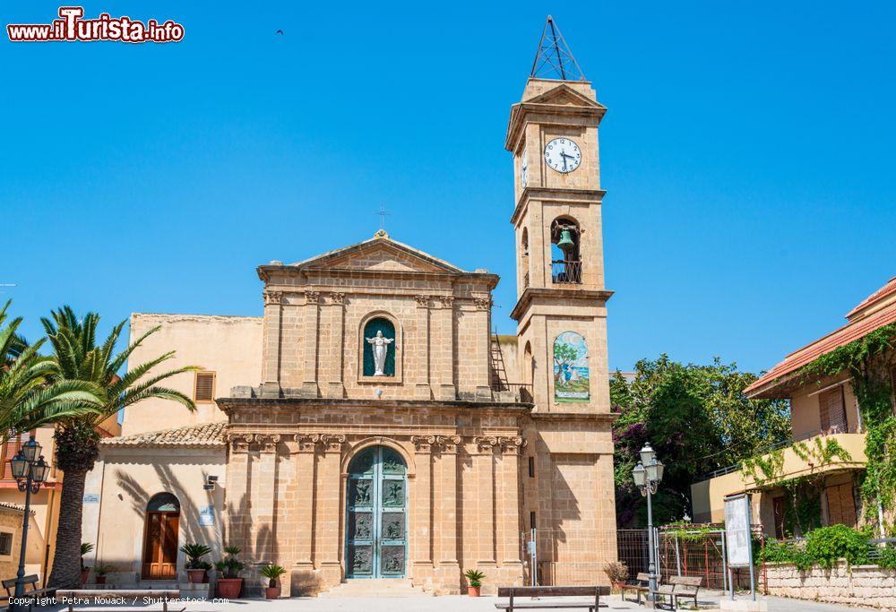 Immagine Una chiesa nel centro di Donnalucata, frazione di Scicli in Sicilia - © Petra Nowack / Shutterstock.com