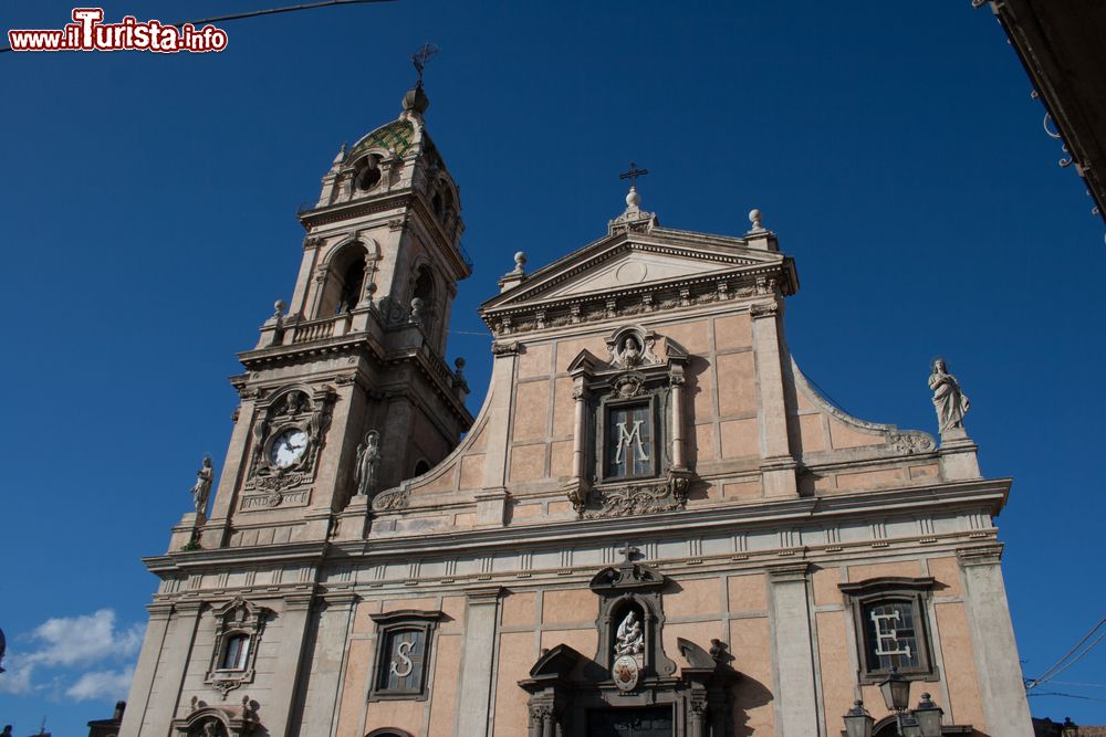 Immagine Una chiesa nel centro storico di Biancavilla in Sicilia.