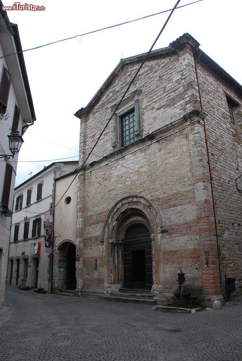 Immagine Una chiesa nel centro storico di Cantiano nelle Marche - © Press News - CC BY 2.0, Wikipedia