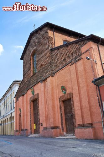 Immagine Una chiesa nel centro storico di Cento, Emilia-Romagna - © Mi.Ti. / Shutterstock.com