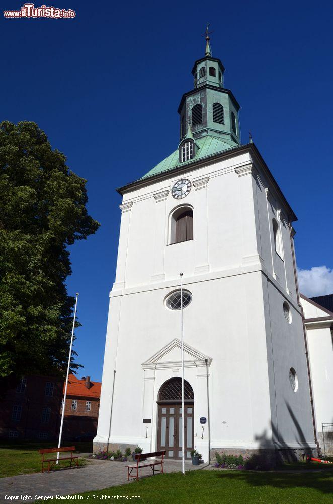 Immagine Una chiesa nel centro storico di Fredrikstad, Norvegia. La parte vecchia della città sorge sulla sponda orientale dal fiume Glomma ed è la cittadina fortificata meglio conservata di tutta la Scandinavia - © Sergey Kamshylin / Shutterstock.com