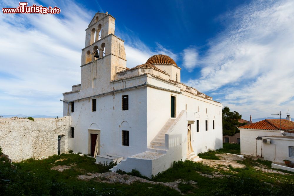 Immagine Una chiesa nel villaggio di Spetses, Grecia. Questo grazioso borgo, situato nell'omonima isola, è conosciuto anche con il nome di Dapià.