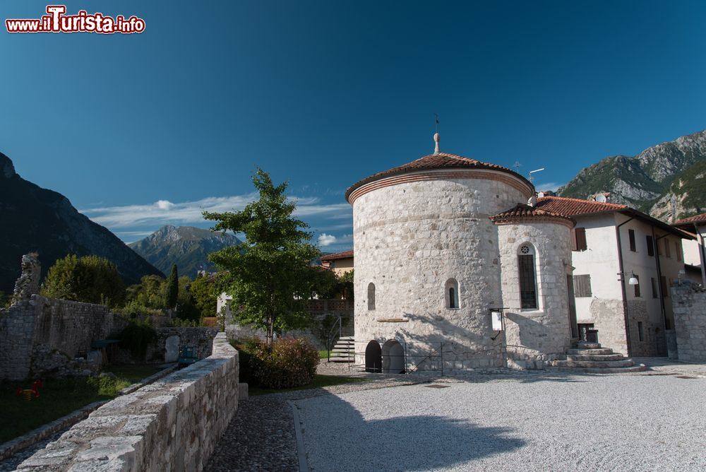 Immagine Una chiesa nella città fortificata di Venzone, Friuli Venezia Giulia, Italia. Dal 1965 la città è monumento nazionale di interesse storico e artistico: sul suo territorio vi sono il duomo, il palazzo comunale, le alte mura e le antiche case contadine e signorili.