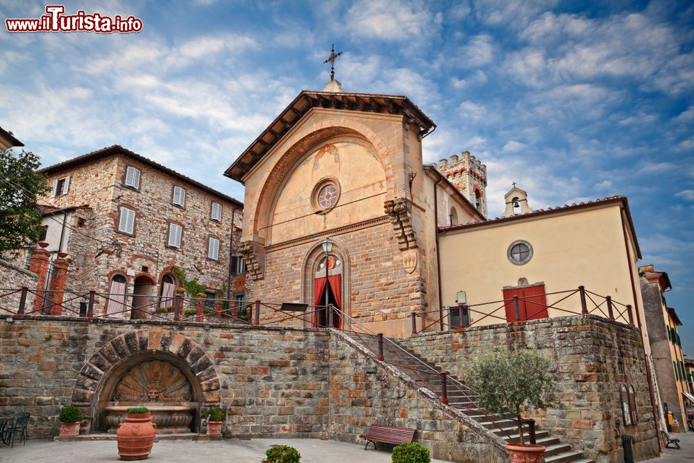 Immagine Una chiesa nella piazza principale di Radda in Chianti in Toscana