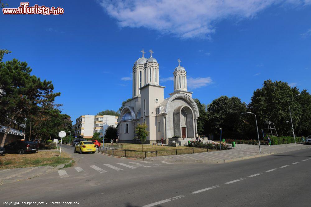 Immagine Una chiesa ortodossa a Mangalia, sulla costa della Romania - © tourpics_net / Shutterstock.com