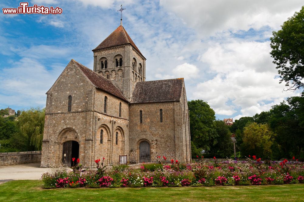 Immagine Una chiesa romanica a Domfront in Normandia, nord della Francia. Si tratta dell'église romane de Notre-Dame-sur-l'Eau
