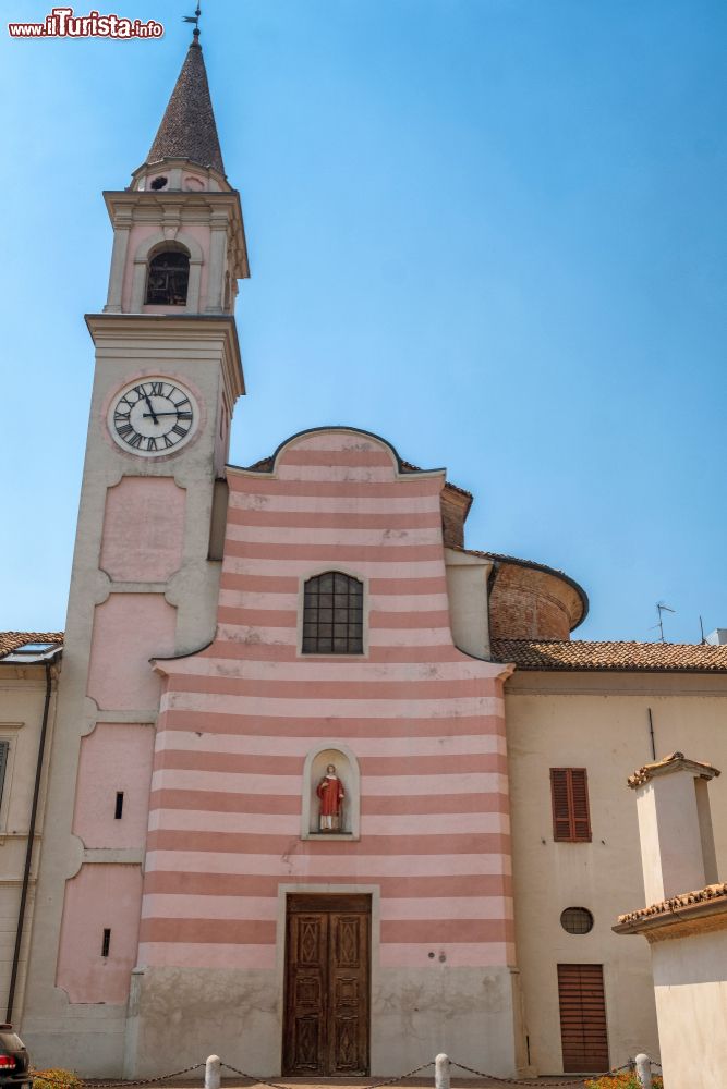 Immagine Una chiesa storica nel centro storico di Cortemaggiore in Emilia-Romagna