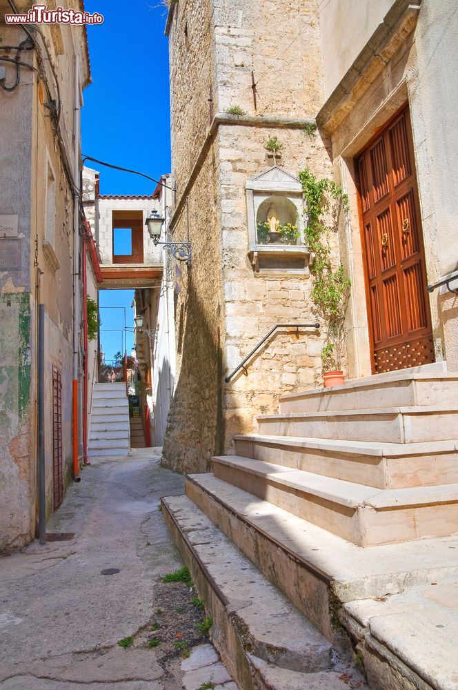 Immagine Una chiesetta affacciata su un vicolo del centro di Ischitella, Puglia.