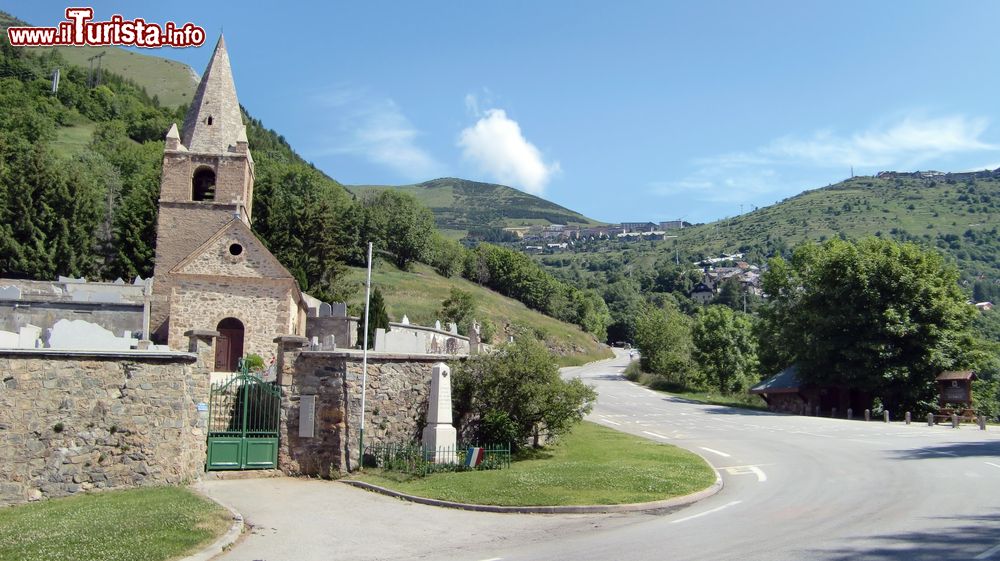 Immagine Una chiesetta con cimitero lungo la strada dell'Alpe d'Huez, Francia.