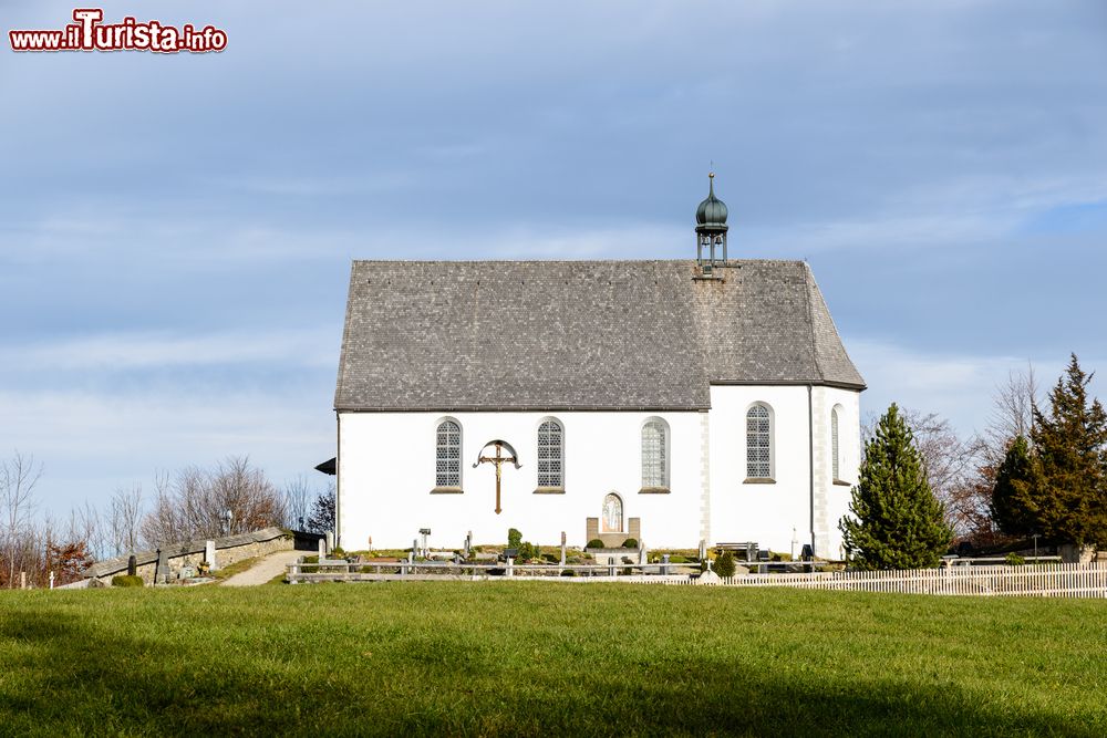 Immagine Una chiesetta con cimitero nelle campagne di Oberstdorf (Algovia), Germania.