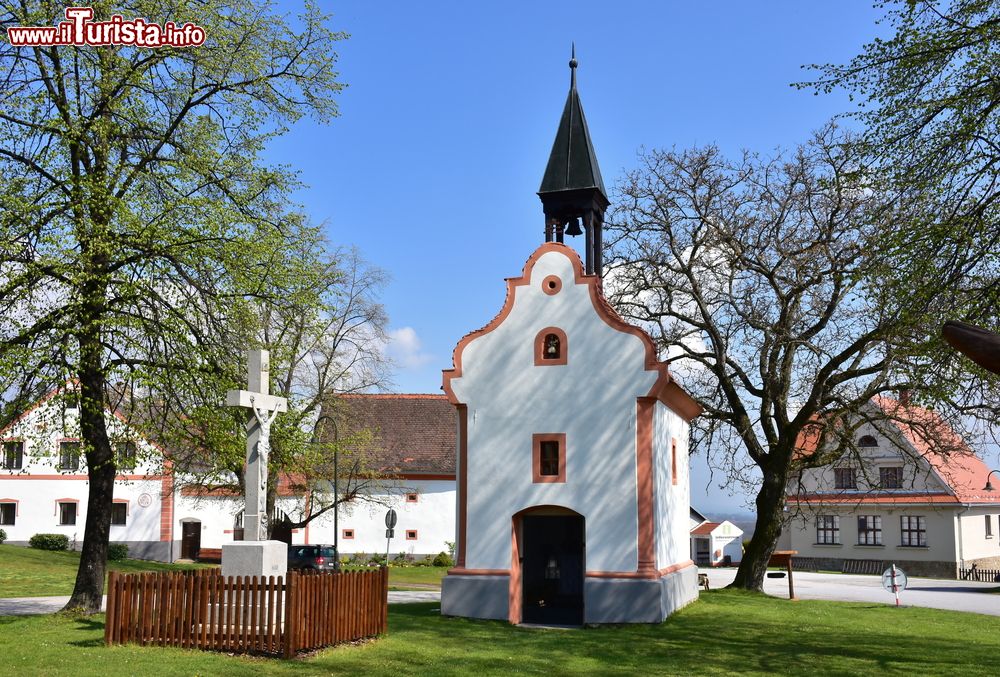 Immagine Una chiesetta del villaggio Unesco di Holasovice, Repubblica Ceca.