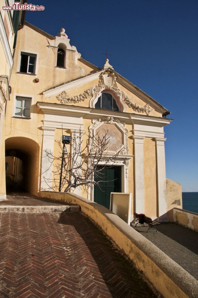 Immagine Una chiesetta di Spotorno, provincia di Savona, Liguria. Da qui si gode un suggestivo panorama sul Mar Mediterraneo.