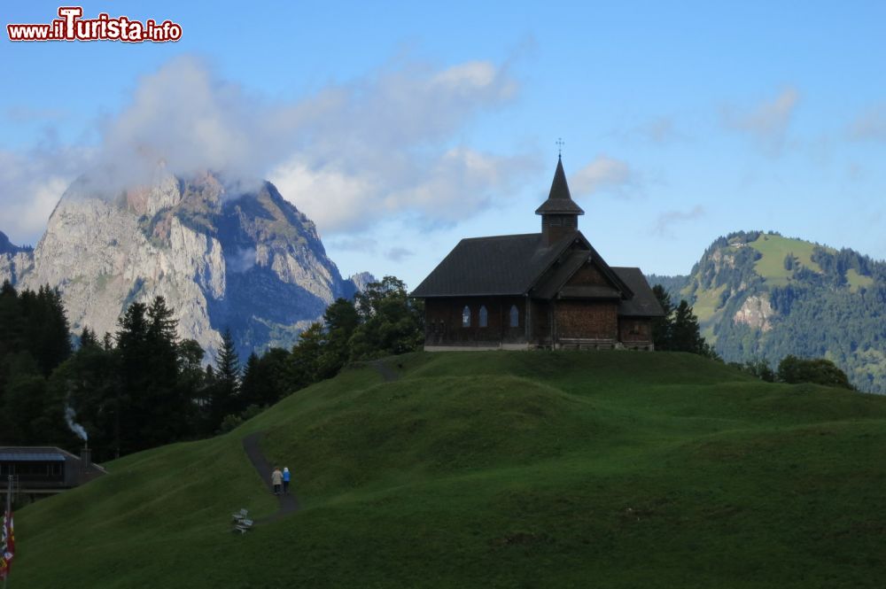 Immagine Una chiesetta immersa nella natura nel villaggio di Stoos, Svizzera.