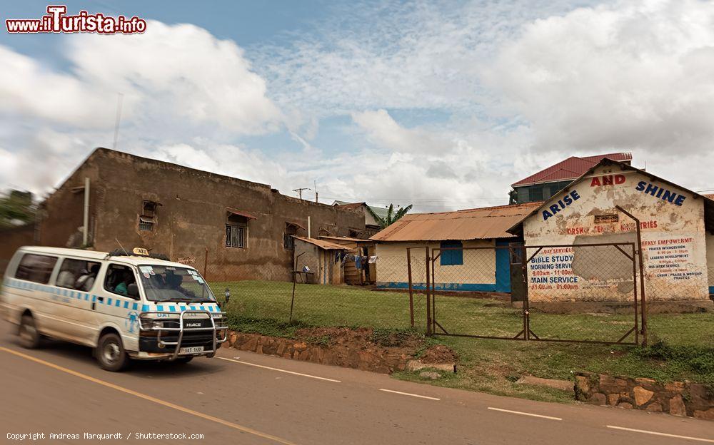 Immagine Una chiesetta improvvisata nel villaggio di Muyenga, Uganda (Africa). E' ospitata in un vecchio edificio di questa piccola località situata nell'area di Kampala - © Andreas Marquardt / Shutterstock.com