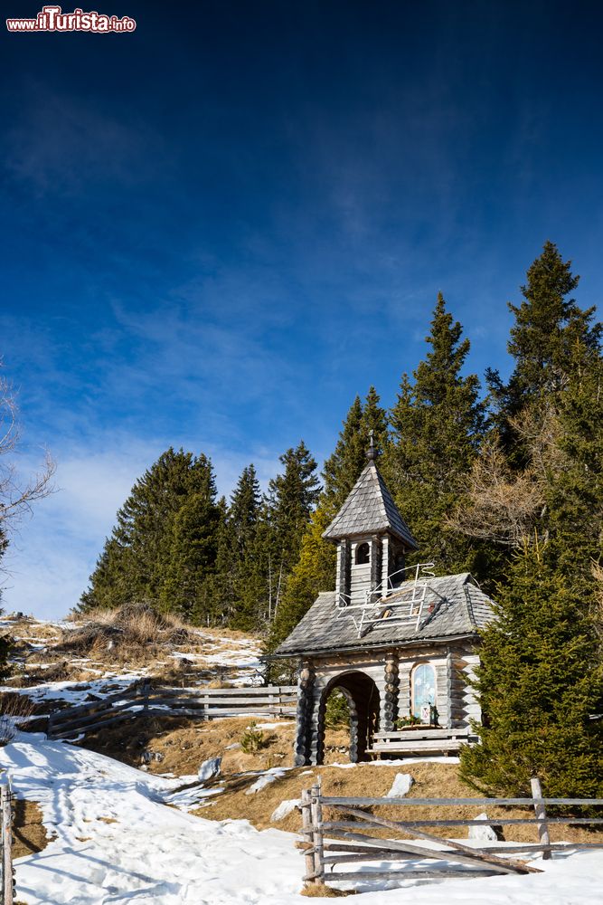 Immagine Una chiesetta in legno nella foresta innevata a Nassfeld, Austria.
