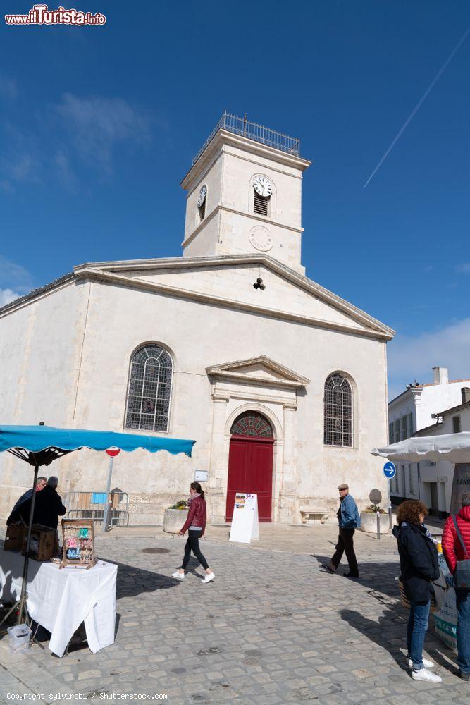 Immagine Una chiesetta in mattoni bianchi nel borgo di Saint-Martin-de-Re, Francia - © sylv1rob1 / Shutterstock.com