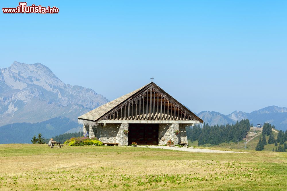 Immagine Una chiesetta in pietra fra i monti di Avoriaz, Francia.