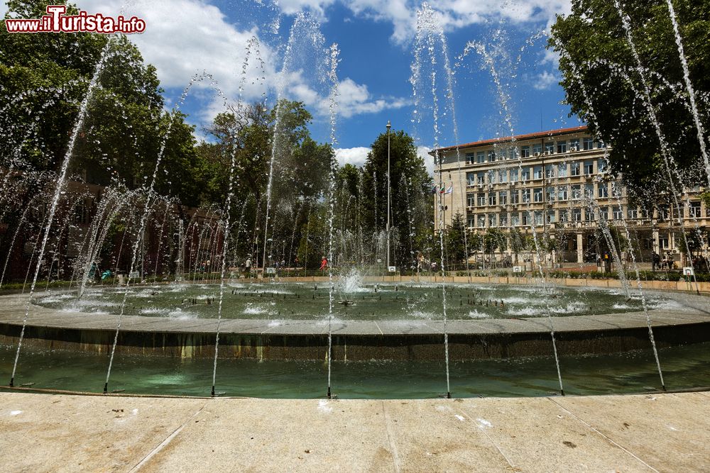 Immagine Una classica fontana nel centro città di Varna, Bulgaria, in una calda giornata estiva. 