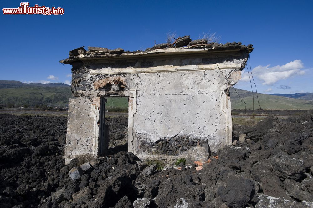 Immagine Una colata di lava vicino a Randazzo e i resti di una casa distrutta dall'Etna