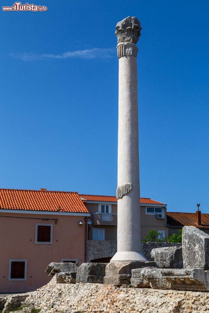 Immagine Una colonna romana nel tempio della città di Nin, Croazia.