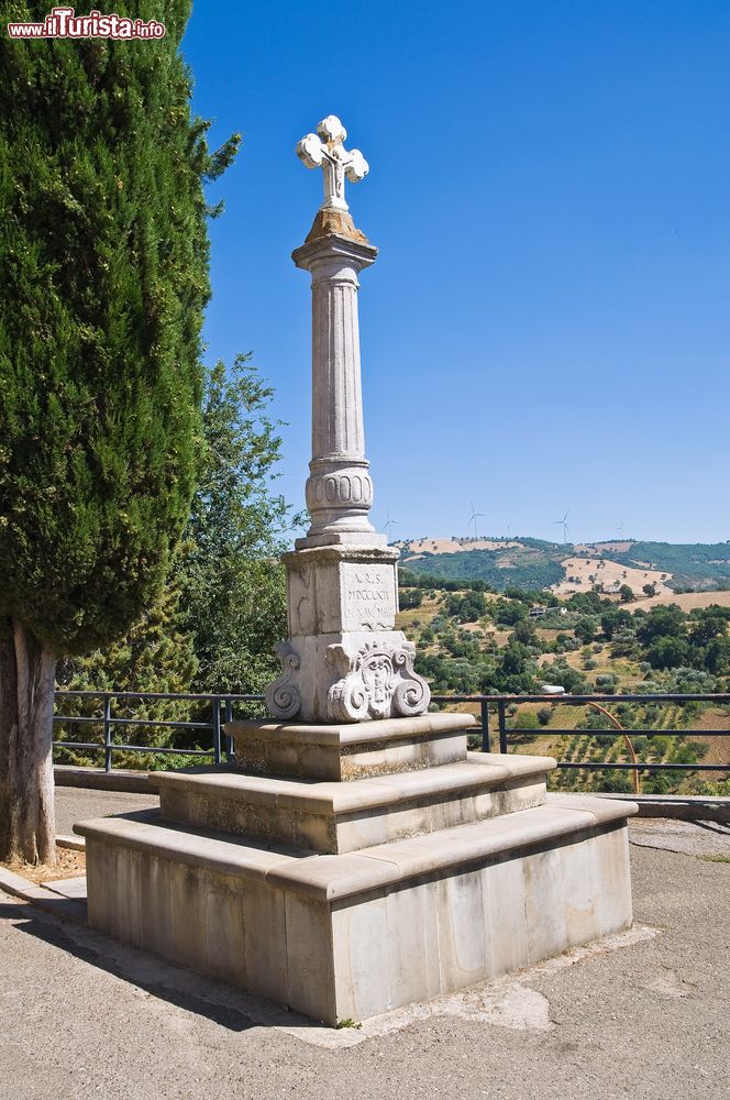 Immagine Una croce in pietra nel belvedere di Guardia Perticara, Basilicata.