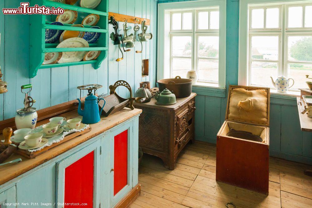 Immagine Una cucina tradizionale nel museo cittadino di Skogar, Islanda. I turisti visitano questa graziosa area museale per vedere come gli islandesi vivevano nel XIX° secolo - © Mark Pitt Images / Shutterstock.com